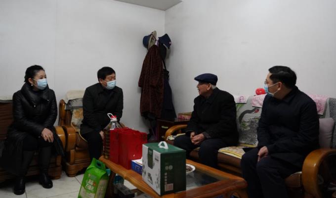 省国资委党委委员、副主任任兴文春节前夕带队走访慰问尊龙凯时集团老党员