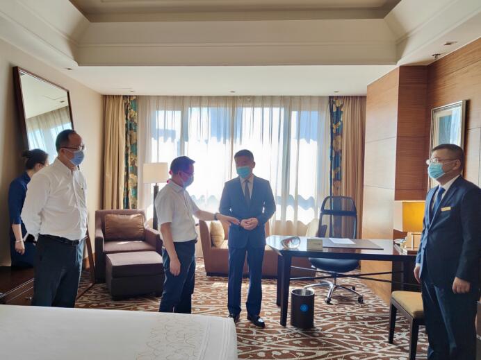 集团党委委员、董事郑贵林检查指导酒店疫情防控和防汛工作