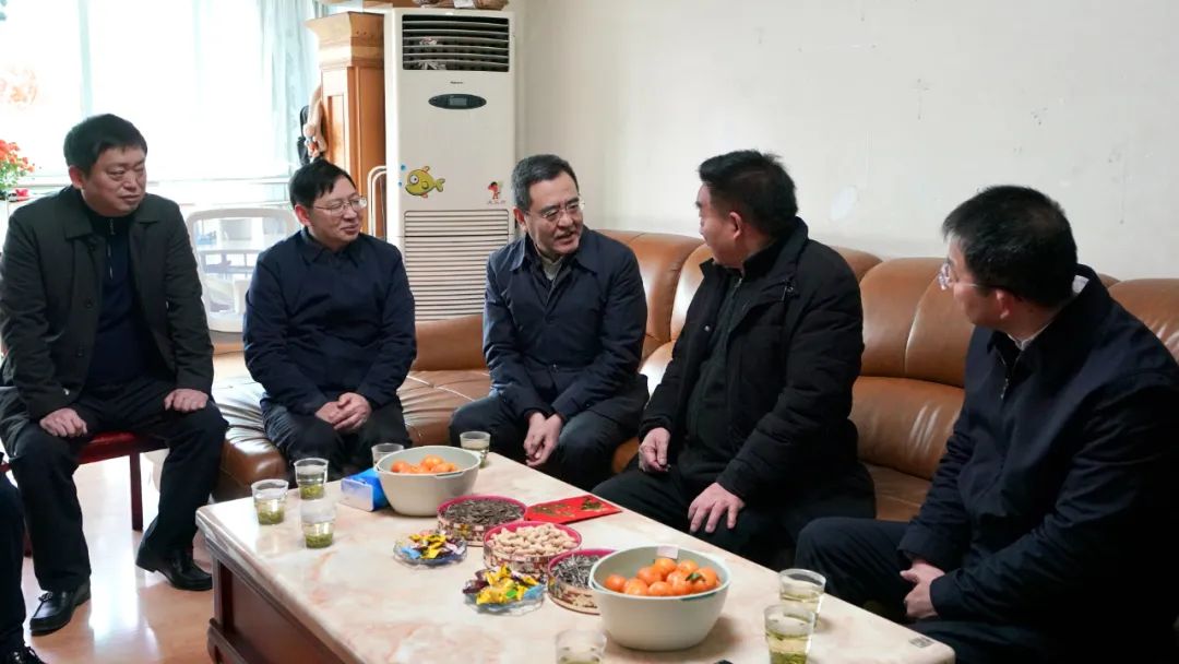 省国资委党委书记、主任冯文生等领导走访慰问省尊龙凯时集团老党员、老干部