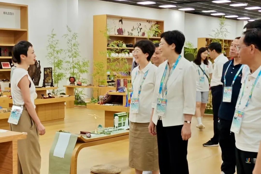 省、市领导视察大运村“有礼在四川”四川特色商品馆